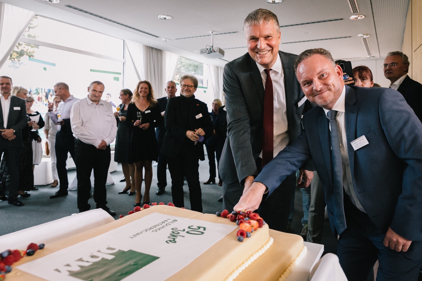 Beim Anschnitt der Geburtstagstorte: Dr. Sascha J. Flemnitz und Alexander Schirp (v. li.) Beim Anschnitt der Geburtstagstorte: Dr. Sascha J. Flemnitz und Alexander Schirp (v. li.)