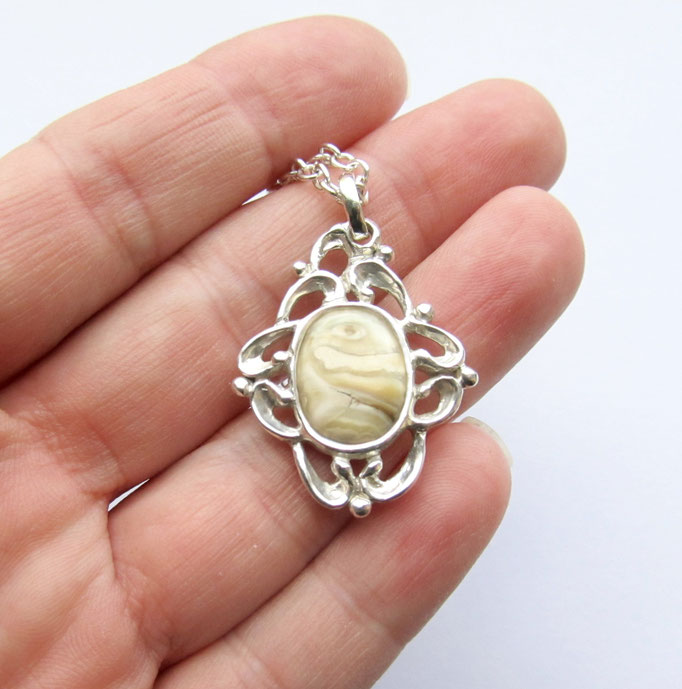 Schmuck aus geschliffenem Pferdezahn. (Die Bildrechte liegen bei dem Verfasser der Mitteilung.) Schmuck aus geschliffenem Pferdezahn. (Die Bildrechte liegen bei dem Verfasser der Mitteilung.)