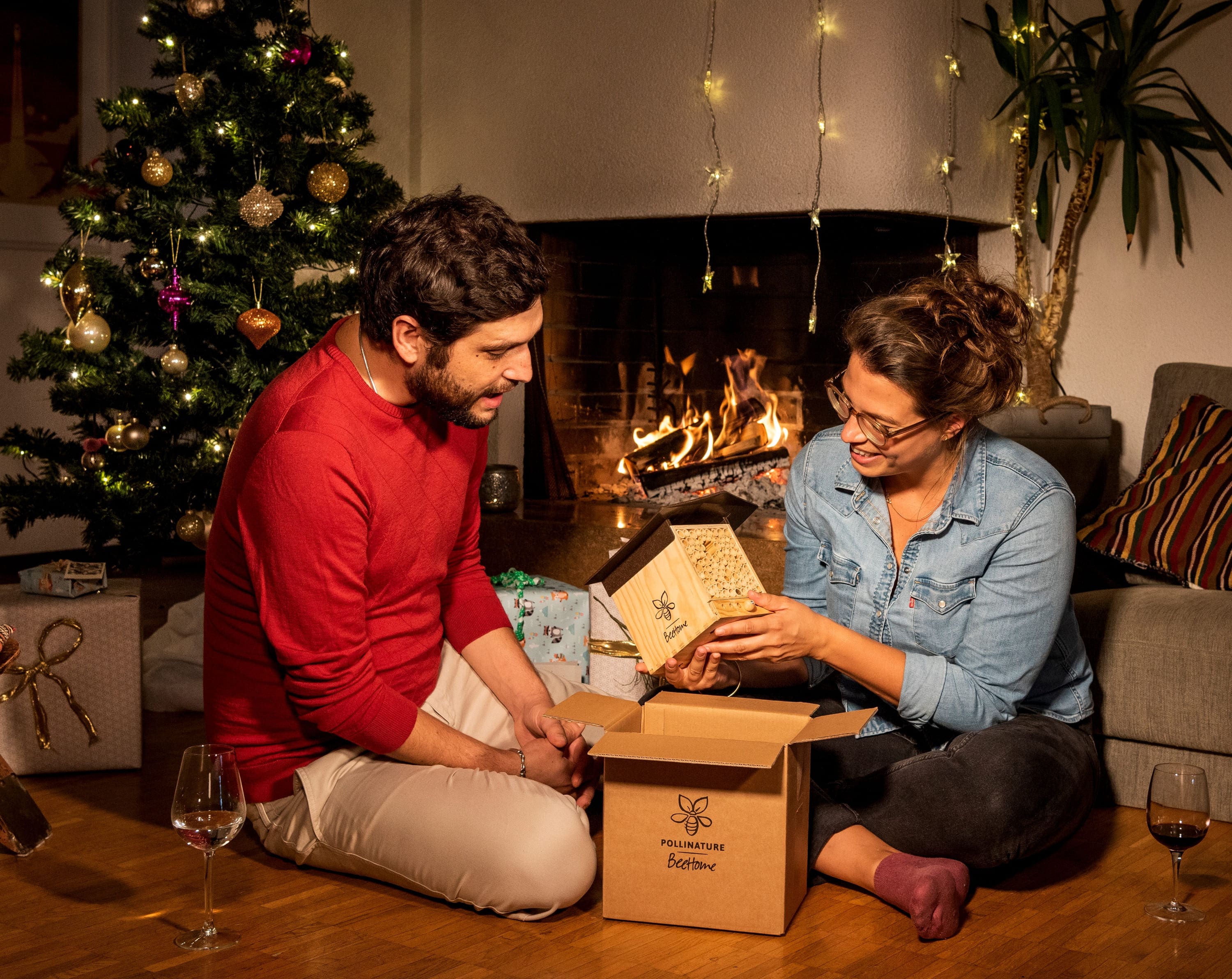Ein Wildbienen-Hotel bringt Sinn und summenden Familienspaßunter den Weihnachtsbaum (Die Bildrechte liegen bei dem Verfasser der Mitteilung.) Ein Wildbienen-Hotel bringt Sinn und summenden Familienspaßunter den Weihnachtsbaum (Die Bildrechte liegen bei dem Verfasser der Mitteilung.)