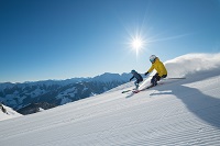 Skifahren mit Blick auf die traumhafte Winterlandschaft