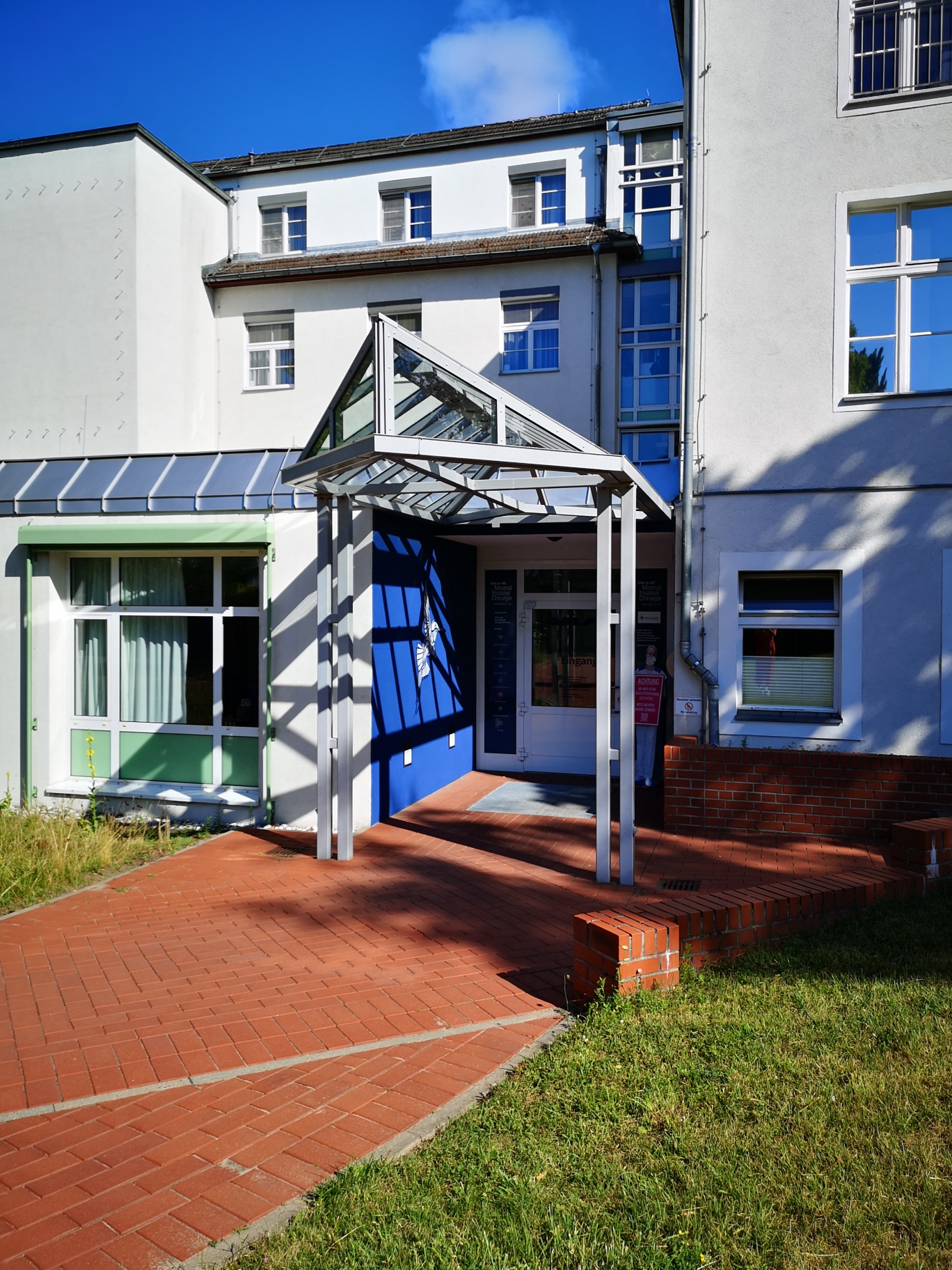 Haupteingang Klinik für MIC - Minimal Invasive Chirurgie - in Berlin Nikolassee (Die Bildrechte liegen bei dem Verfasser der Mitteilung.) Haupteingang Klinik für MIC - Minimal Invasive Chirurgie - in Berlin Nikolassee (Die Bildrechte liegen bei dem Verfasser der Mitteilung.)