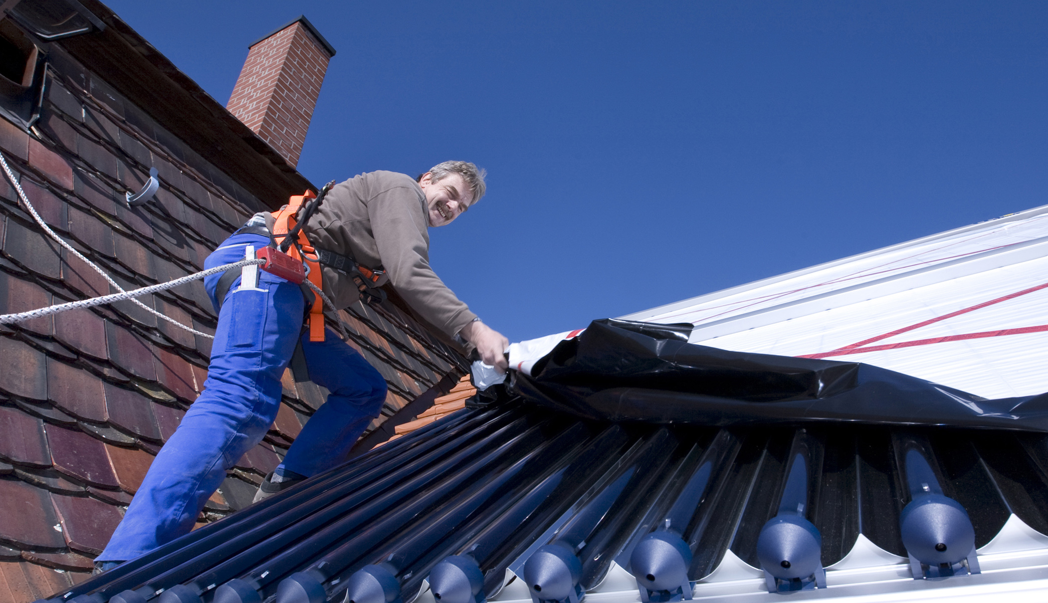 Die kostenlose Sonnenwärme entlastet die Wärmepumpe und erhöht dabei die Effizienz des Systems. (Die Bildrechte liegen bei dem Verfasser der Mitteilung.) Die kostenlose Sonnenwärme entlastet die Wärmepumpe und erhöht dabei die Effizienz des Systems. (Die Bildrechte liegen bei dem Verfasser der Mitteilung.)