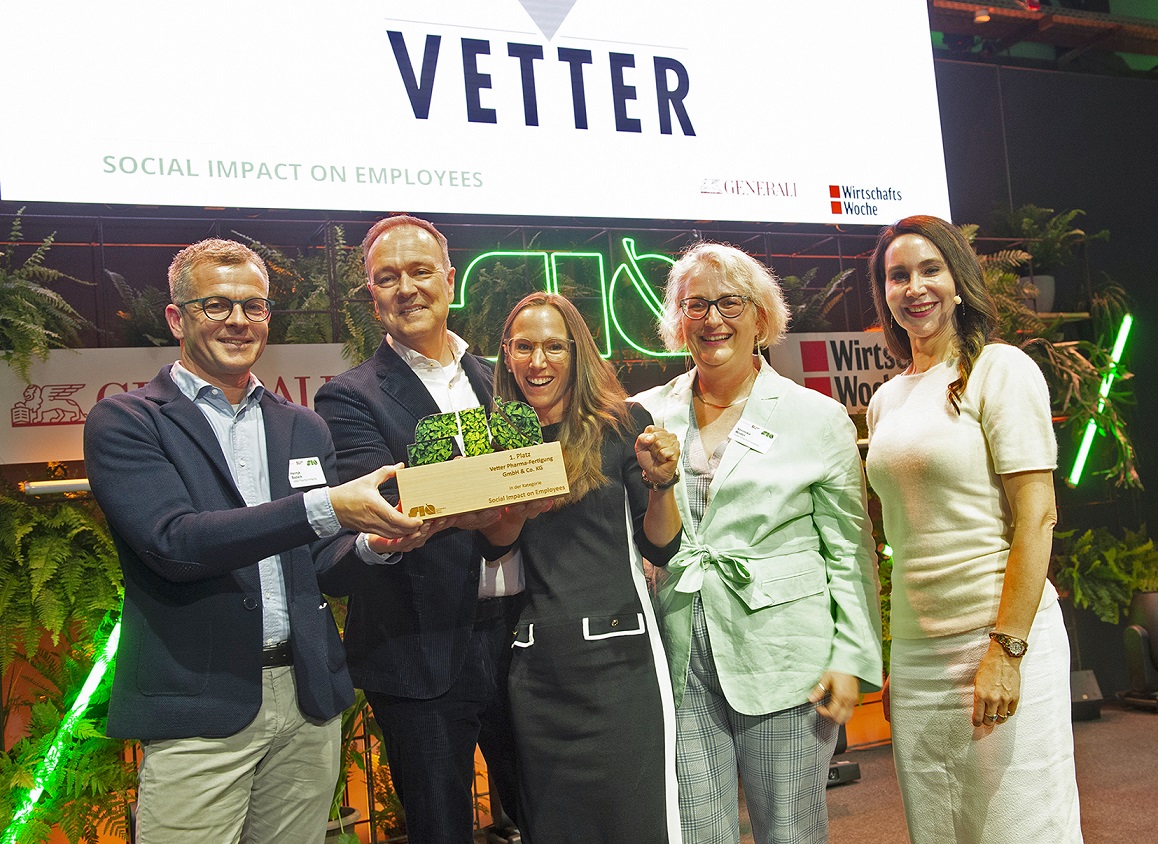 Feierliche Preisverleihung des Sustainable Impact Award 2022 an Vetter. (Die Bildrechte liegen bei dem Verfasser der Mitteilung.) Feierliche Preisverleihung des Sustainable Impact Award 2022 an Vetter. (Die Bildrechte liegen bei dem Verfasser der Mitteilung.)