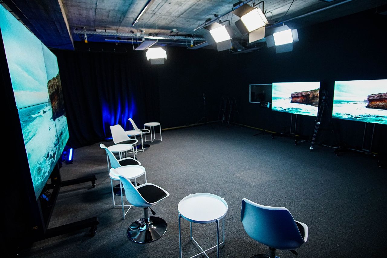 Das neue High-Tech Livestream-Studio von oneand.online (Die Bildrechte liegen bei dem Verfasser der Mitteilung.) Das neue High-Tech Livestream-Studio von oneand.online (Die Bildrechte liegen bei dem Verfasser der Mitteilung.)