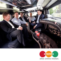 Lachende Männer in einer Stretchlimousine 