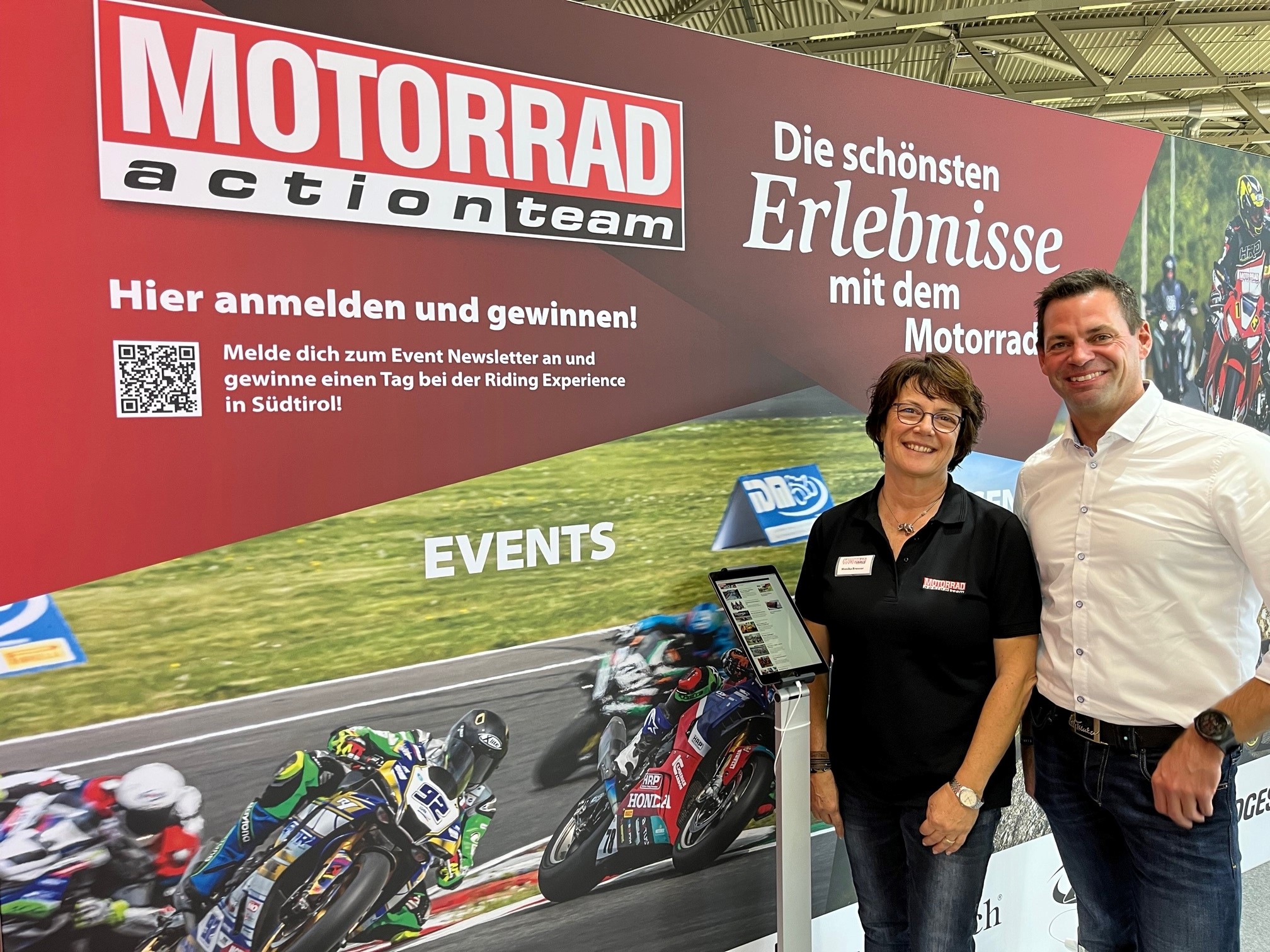 Frank Fichtner mit Monika Brenner am Stand der Motorpresse Stuttgart bei der INTERMOT in Köln. Frank Fichtner mit Monika Brenner am Stand der Motorpresse Stuttgart bei der INTERMOT in Köln.