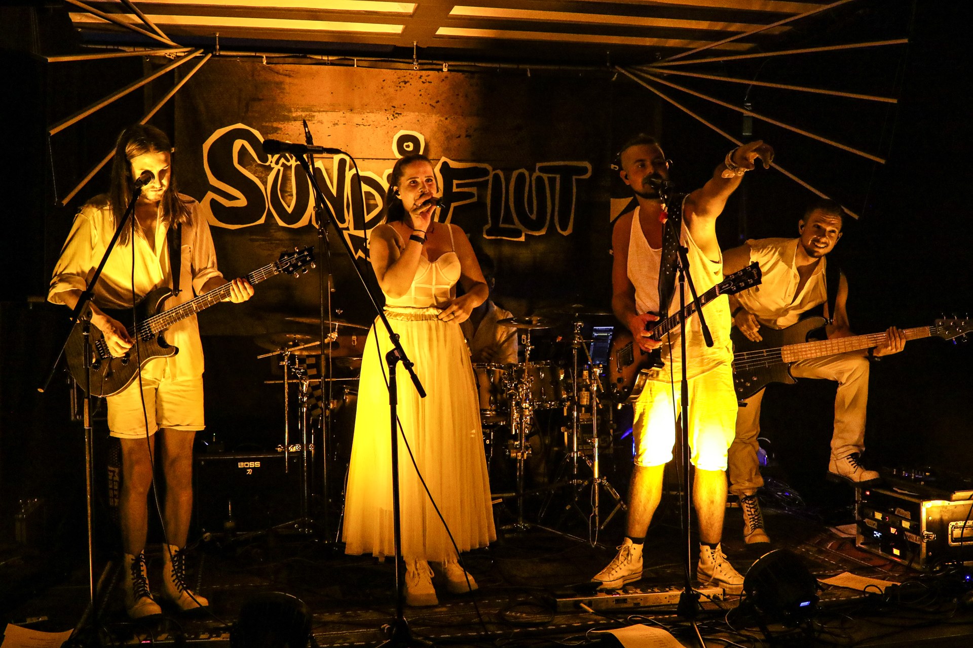 Sündflut ist besonders für energische und effektreiche Liveshows bekannt (Die Bildrechte liegen bei dem Verfasser der Mitteilung.) Sündflut ist besonders für energische und effektreiche Liveshows bekannt (Die Bildrechte liegen bei dem Verfasser der Mitteilung.)