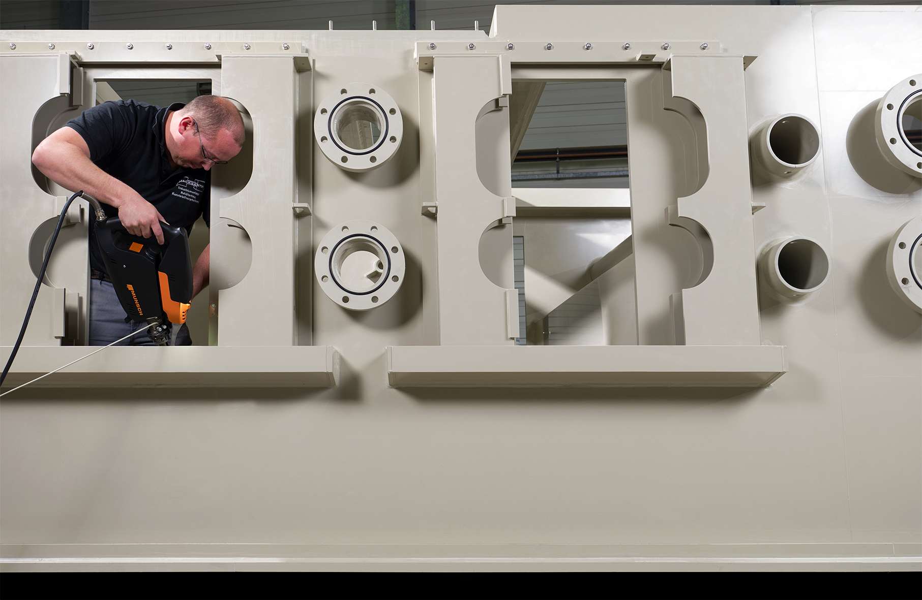 Arbeiten mit einem Handschweißextruder (Bildquelle: Munsch Kunststoff-Schweißtechnik)