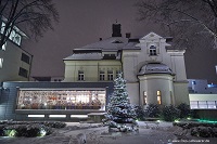Verschneite Außenansicht mit historischem Offzierscasino und Asam Art Bar (Hotel Asam)