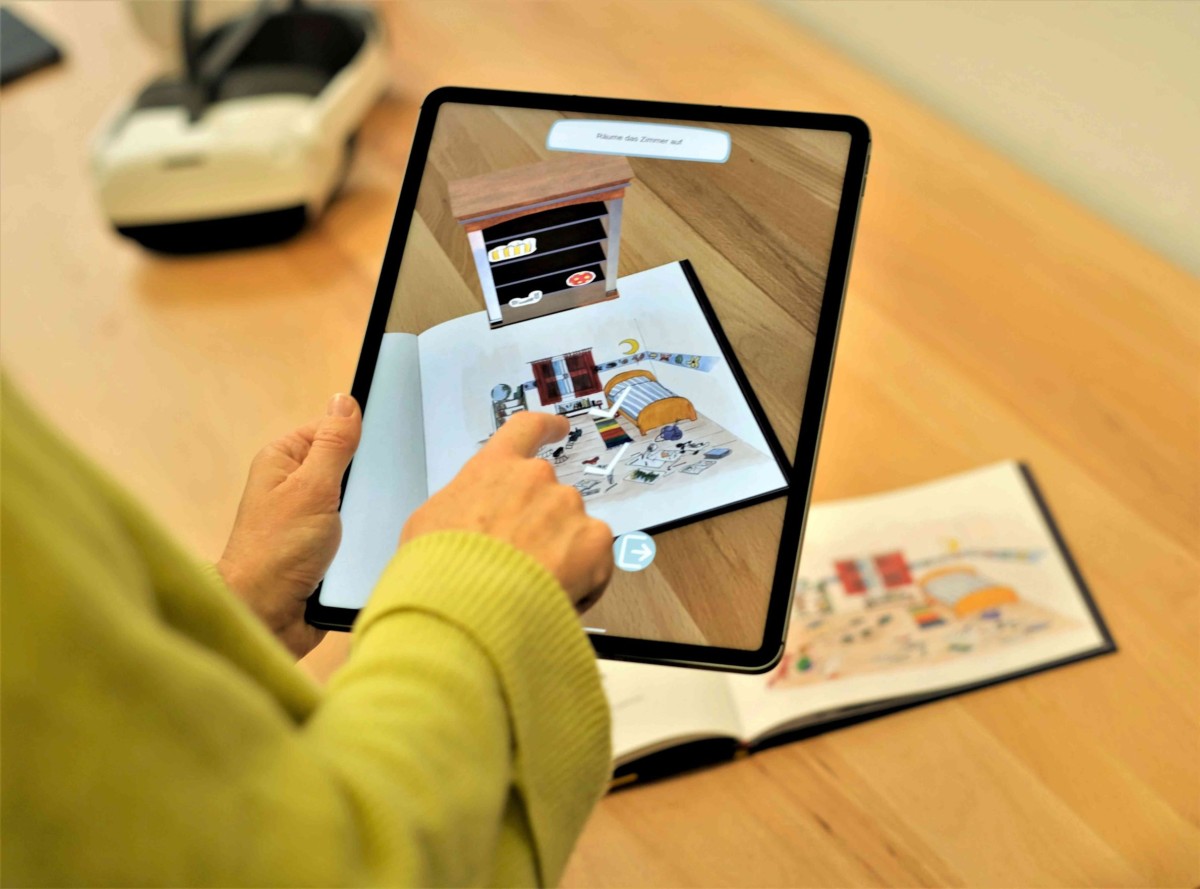Verbindung zwischen den Welten - das analoge Buch und die AR - Foto: Digitalisierungszentrum Ulm, Alb-Donau, Biberach Verbindung zwischen den Welten - das analoge Buch und die AR - Foto: Digitalisierungszentrum Ulm, Alb-Donau, Biberach