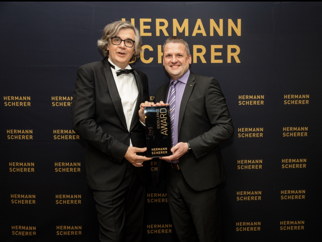 Hermann Scherer& Markus Schnabel bei derÜbergabe vom Excellence Award. (Die Bildrechte liegen bei dem Verfasser der Mitteilung.) Hermann Scherer& Markus Schnabel bei derÜbergabe vom Excellence Award. (Die Bildrechte liegen bei dem Verfasser der Mitteilung.)