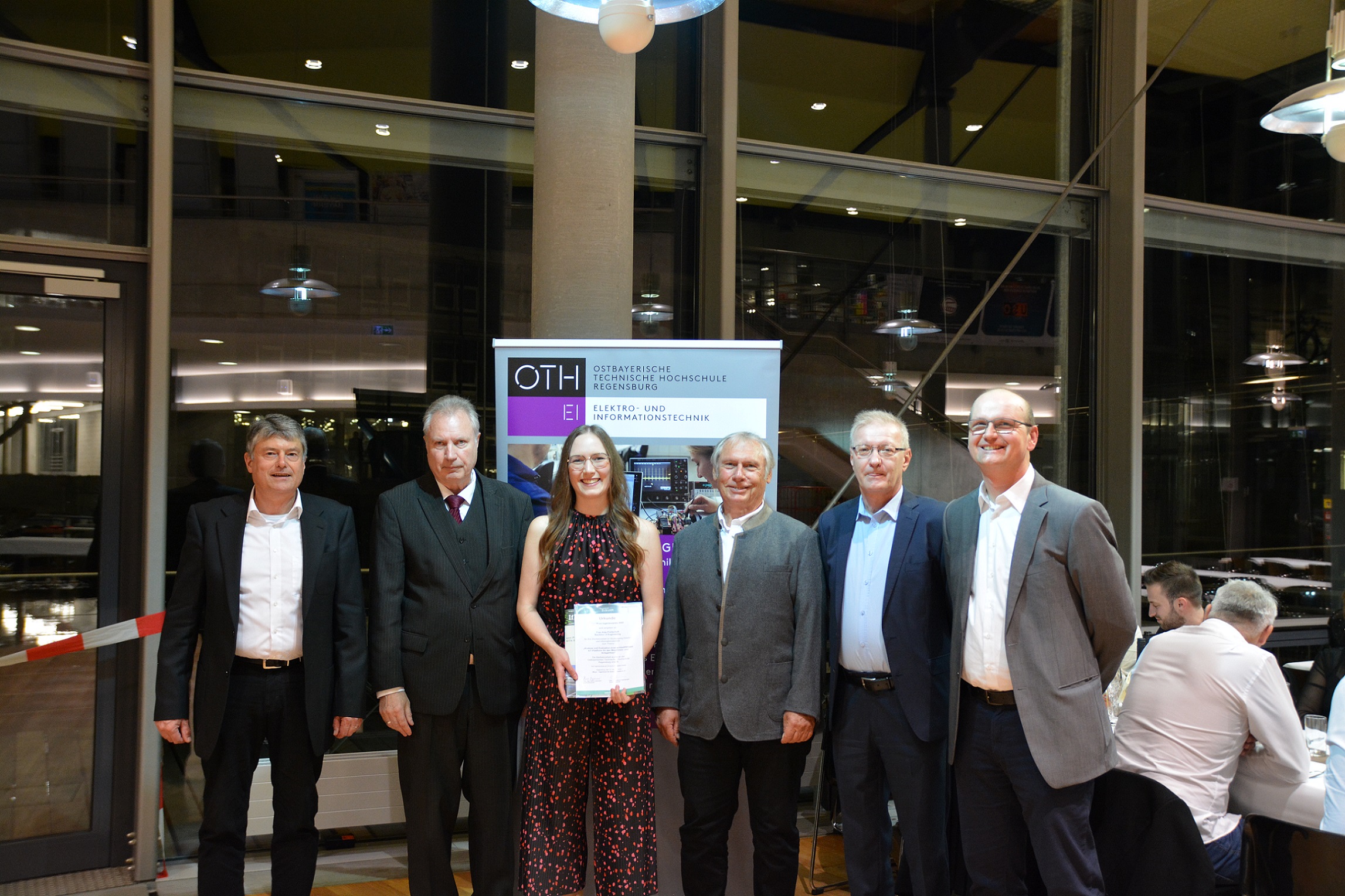 Fotov.l.n.r.: Prof.Dr. Holmer, H.Leymann(IfKom), B.Eng. A.Preitschaft, H.Steinberger(IfKom), P. Stöberl(IfKom), Prof. Dr. A. Sehr Fotov.l.n.r.: Prof.Dr. Holmer, H.Leymann(IfKom), B.Eng. A.Preitschaft, H.Steinberger(IfKom), P. Stöberl(IfKom), Prof. Dr. A. Sehr