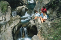 Familie beim Wandern in Groppensteinschlucht