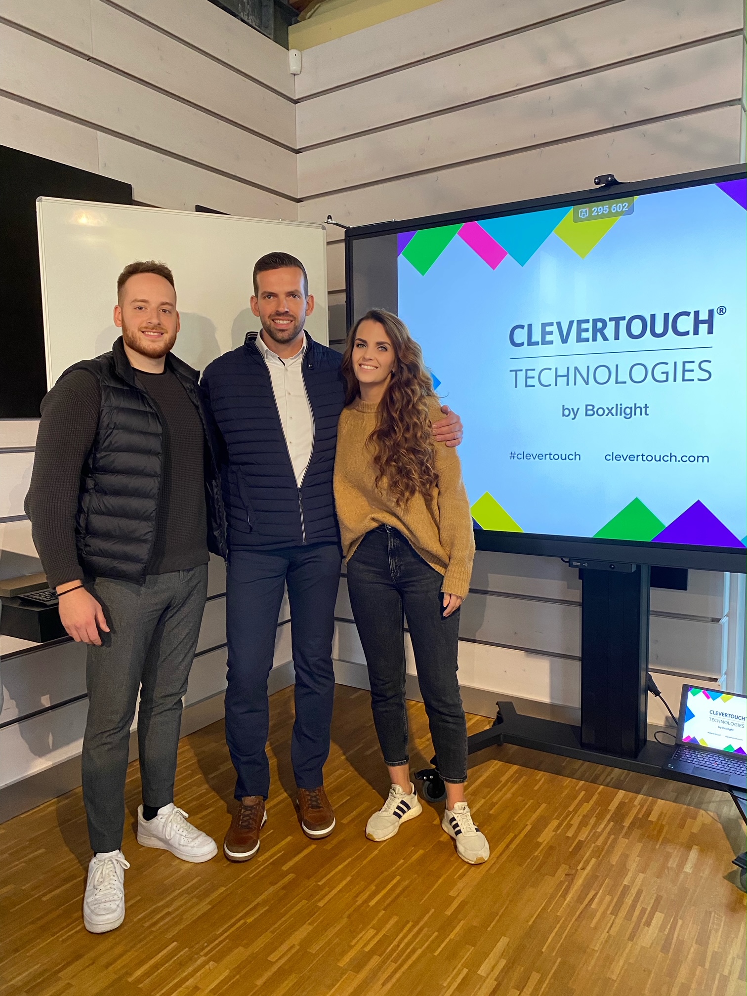 Neu im Clevertouch-Team v.l.n.r.: Jeremias Grünenwald, Björn Dankert, Christina Tipton (Bildquelle: Clevertouch) Neu im Clevertouch-Team v.l.n.r.: Jeremias Grünenwald, Björn Dankert, Christina Tipton (Bildquelle: Clevertouch)