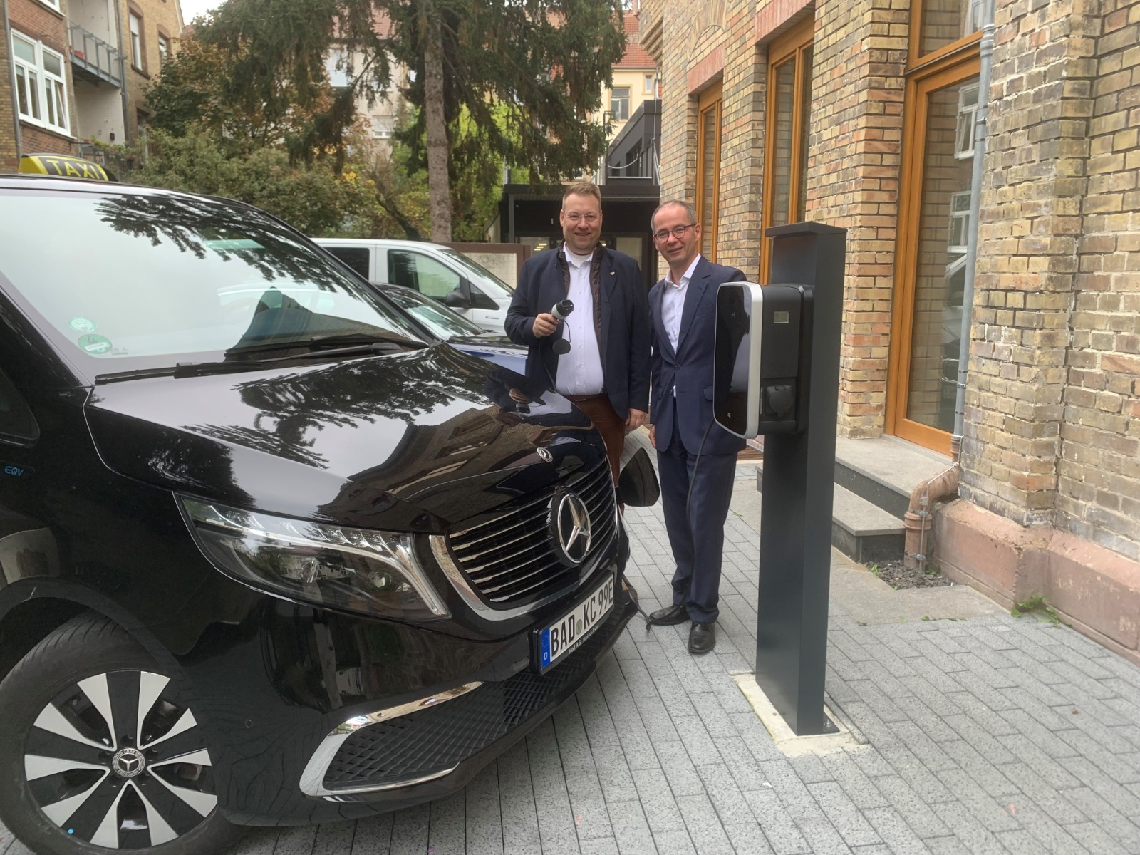 v.l. Dirk Holl (Vorstand der Taxi-Holl | Holl AG), Matthias Kerner (Co-Founder / CEO der EMOVY GmbH) (Bildquelle: @EMOVY GmbH)