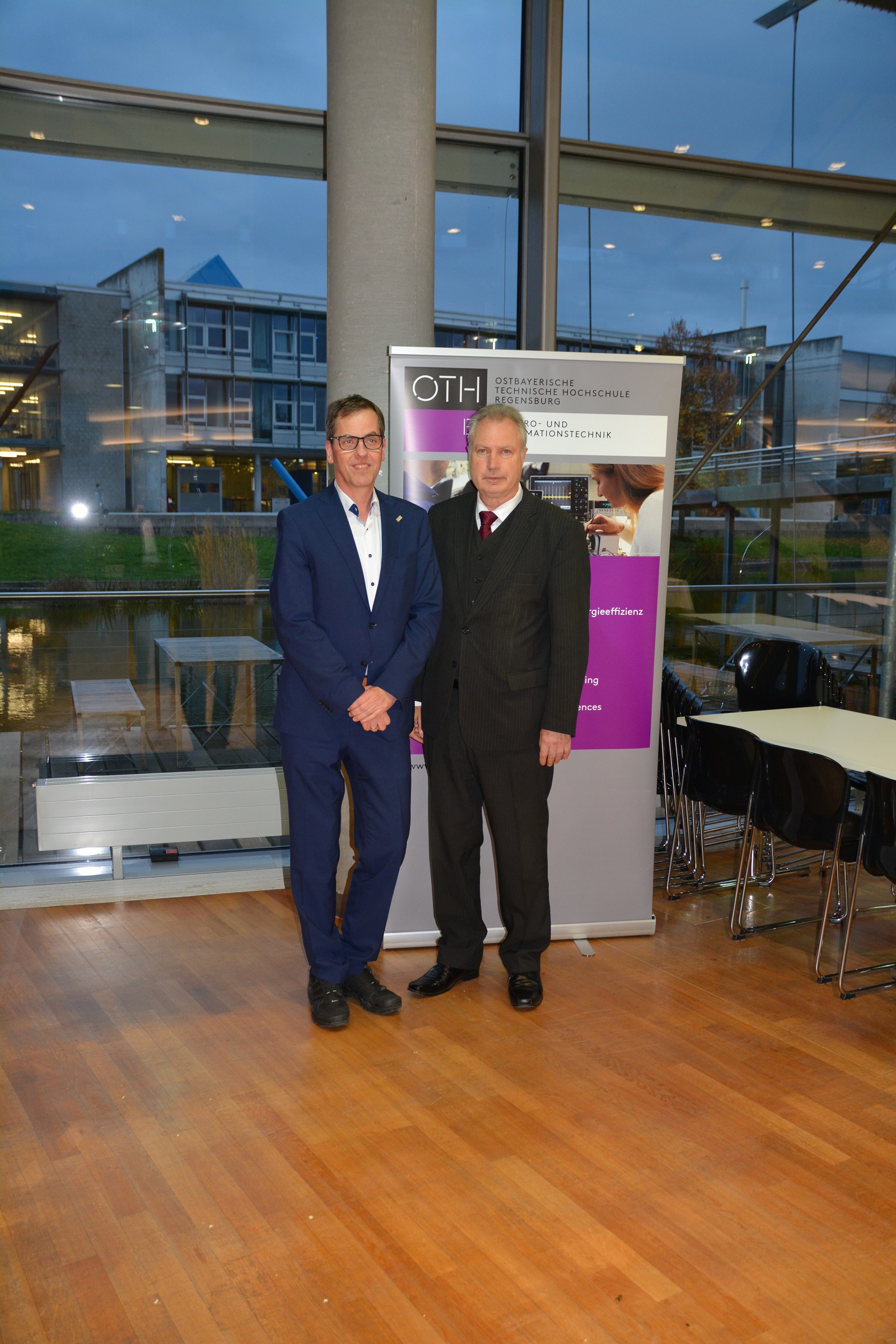 Foto: v.l.n.r.: Prof. Dr. Ralph Schneider (Präsident OTH Regensburg), Dipl.-Ing. Heinz Leymann (IfKom-Bundesvorsitzender) Foto: v.l.n.r.: Prof. Dr. Ralph Schneider (Präsident OTH Regensburg), Dipl.-Ing. Heinz Leymann (IfKom-Bundesvorsitzender)