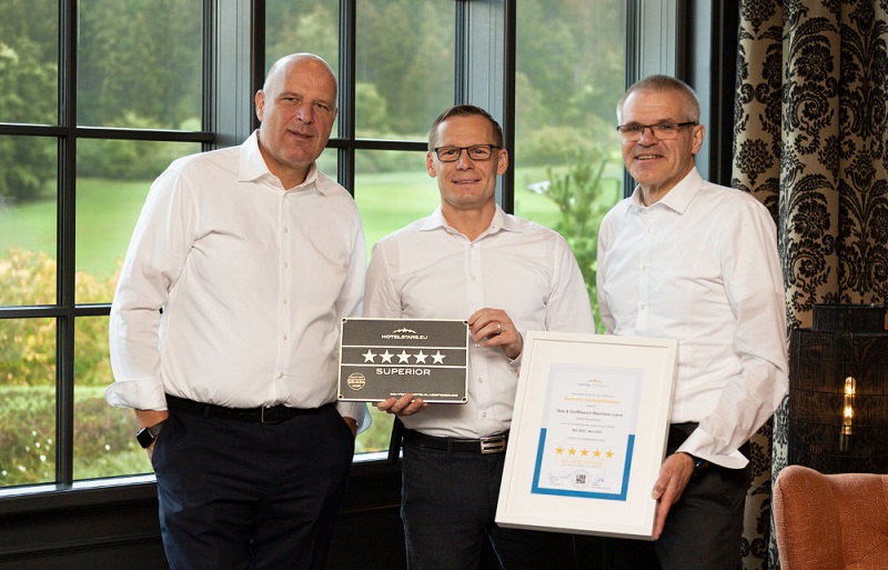v.l.n.r. Matthias Grafe, Daniel Stenzel (beide GolfResort), Dirk Ellinger (DEHOGA) (Die Bildrechte liegen bei dem Verfasser der Mitteilung.) v.l.n.r. Matthias Grafe, Daniel Stenzel (beide GolfResort), Dirk Ellinger (DEHOGA) (Die Bildrechte liegen bei dem Verfasser der Mitteilung.)