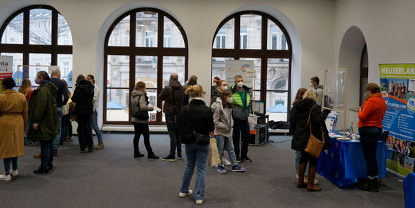 Junge Weltentdecker:innen werden am Infostand beraten (Die Bildrechte liegen bei dem Verfasser der Mitteilung.)