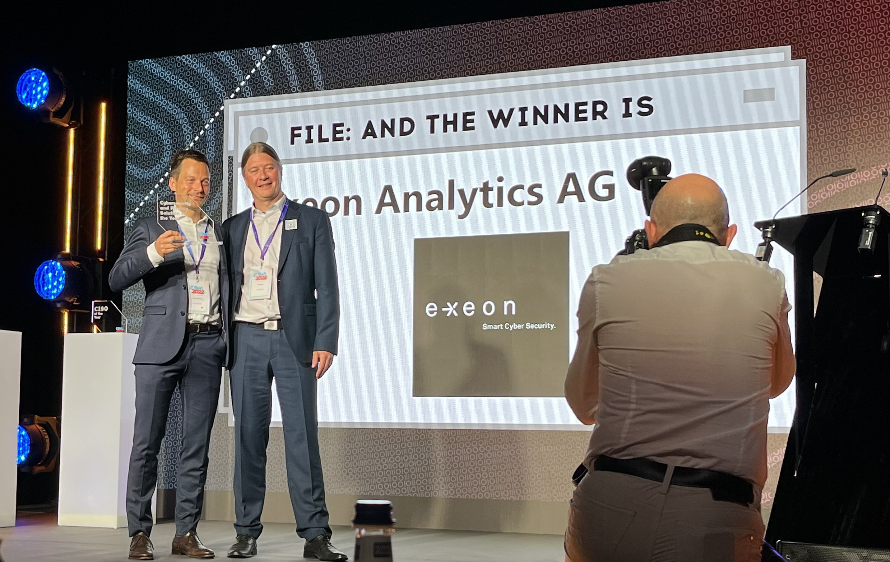 Koen Maris, Advisory Partner and Cybersecurity Leader, PwC Luxembourg, übergibt Award an Gregor Erismann, CCO bei Exeon Analytics Koen Maris, Advisory Partner and Cybersecurity Leader, PwC Luxembourg, übergibt Award an Gregor Erismann, CCO bei Exeon Analytics