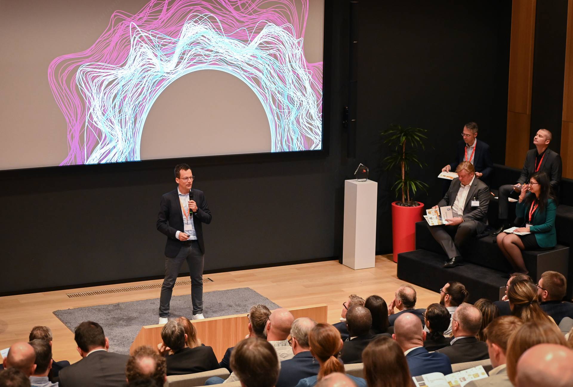 Vortrag von Gregor Erismann, CCO von Exeon Analytics AG, im Rahmen der Preisverleihung (Die Bildrechte liegen bei dem Verfasser der Mitteilung.) Vortrag von Gregor Erismann, CCO von Exeon Analytics AG, im Rahmen der Preisverleihung (Die Bildrechte liegen bei dem Verfasser der Mitteilung.)
