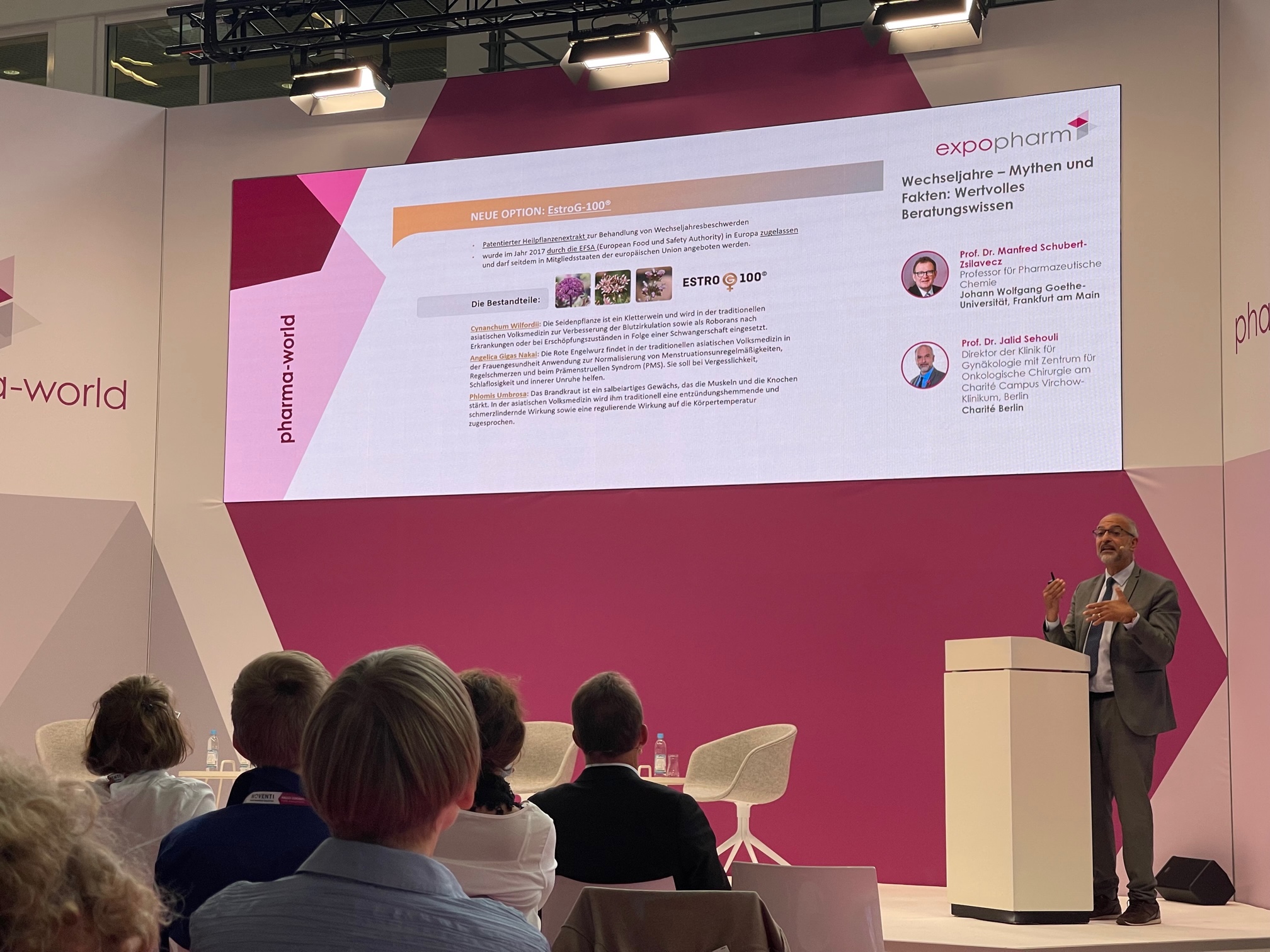 Prof. Dr. Jalid Sehouli hält einen Fachvortrag zum Thema EstroG-100 auf der Bühne der Expopharm 20 (Die Bildrechte liegen bei dem Verfasser der Mitteilung.)
