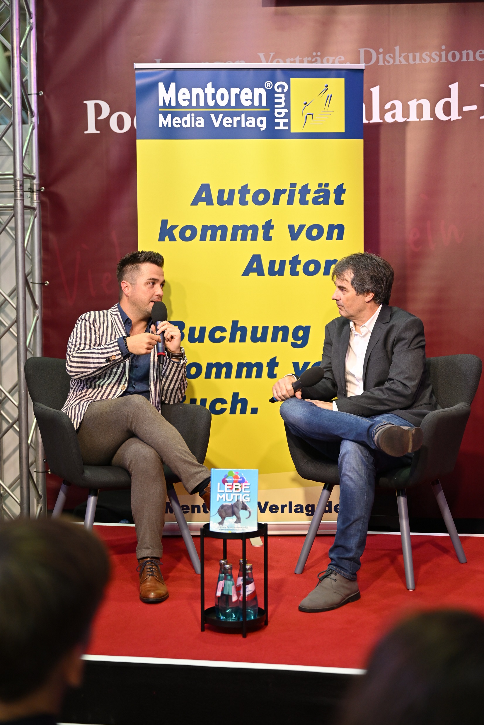 Kerim Kakmaci (links) mit Moderator Volker Pietzsch beim Podium Rheinland-Pfalz auf der Buchmesse (Die Bildrechte liegen bei dem Verfasser der Mitteilung.) Kerim Kakmaci (links) mit Moderator Volker Pietzsch beim Podium Rheinland-Pfalz auf der Buchmesse (Die Bildrechte liegen bei dem Verfasser der Mitteilung.)