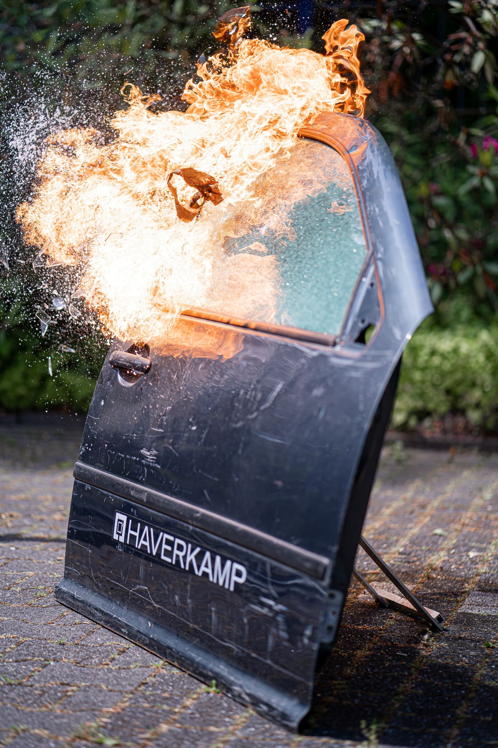 Bild 1: © HAVERKAMP GmbH Mit HAVERKAMP-Sicherheitsfolie beschichtete Autoscheibe  Molotow-Cocktail