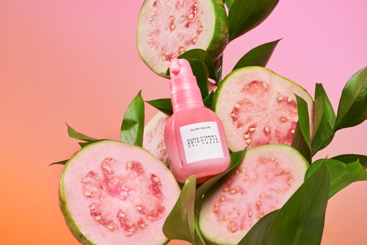 Glow Recipe Guava Vitamin C Bright Eye Gel Cream (© Glow Recipe) Glow Recipe Guava Vitamin C Bright Eye Gel Cream (© Glow Recipe)