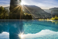 Pool mit Blick auf Berge im Sommer (Hotel Ansitz Golserhof)