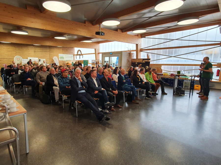 Impressionen vom 1. Feldtag zur Regenerativen Landbewirtschaftung (Die Bildrechte liegen bei dem Verfasser der Mitteilung.) Impressionen vom 1. Feldtag zur Regenerativen Landbewirtschaftung (Die Bildrechte liegen bei dem Verfasser der Mitteilung.)