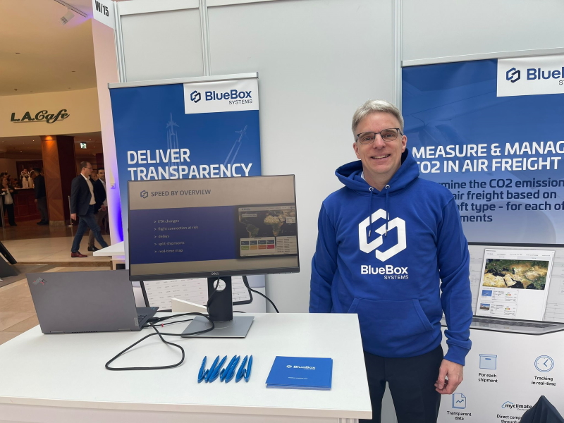 Martin Schulze, CEO BusinessCode, am BlueBoxSystems Stand bei der BVL Konferenz in Berlin im Oktober (Die Bildrechte liegen bei dem Verfasser der Mitteilung.) Martin Schulze, CEO BusinessCode, am BlueBoxSystems Stand bei der BVL Konferenz in Berlin im Oktober (Die Bildrechte liegen bei dem Verfasser der Mitteilung.)