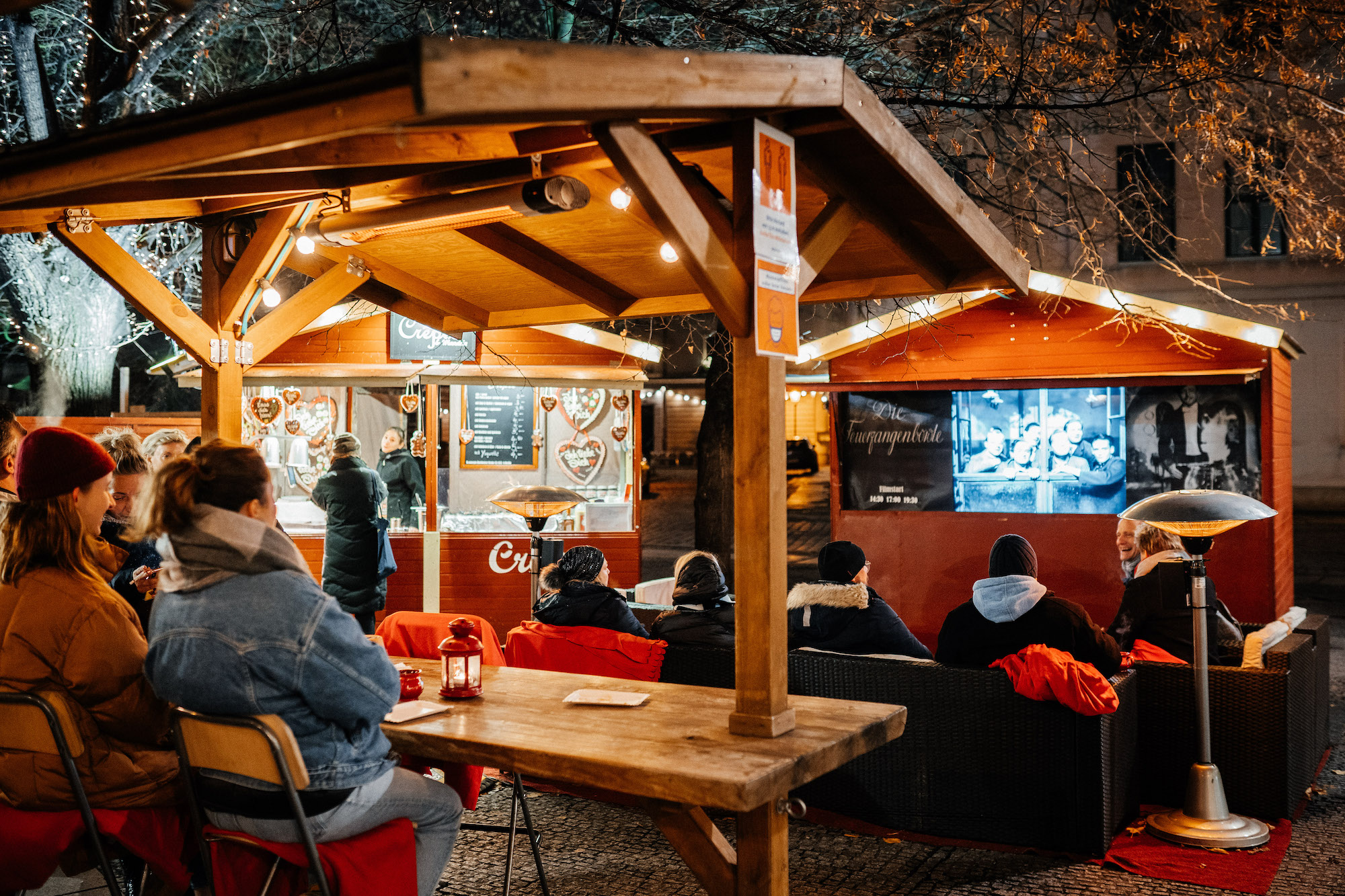 Winterlich-gemütlich: Ab 11. November gibt es wieder Feuerzangenbowle im Film und als Getränk im Nikolaiviertel Berlin (Foto: FZB)