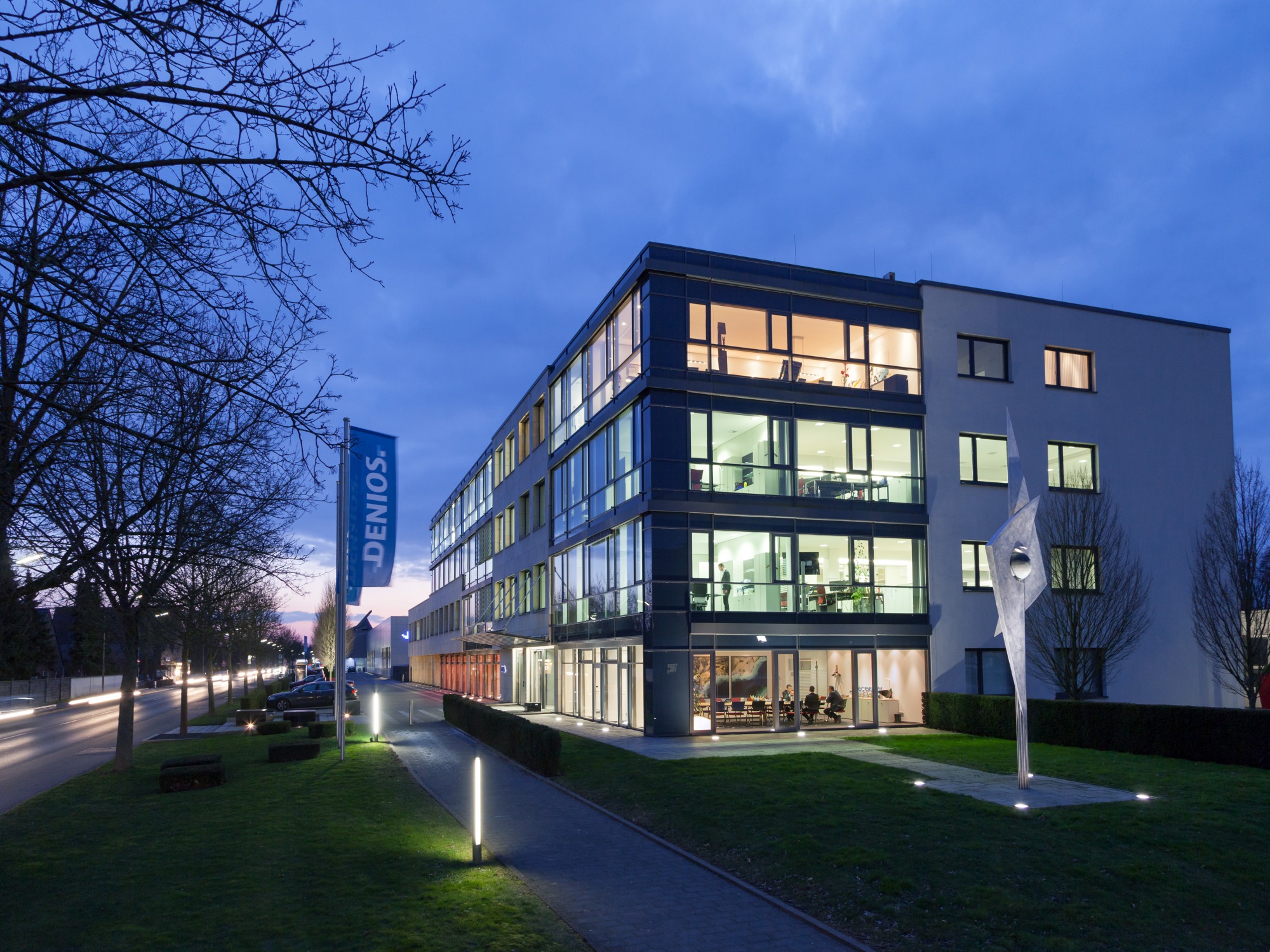 Hier freut man sichüber die Auszeichnung: Die DENIOS SE mit Hauptsitz in Bad Oeynhausen (NRW) (Die Bildrechte liegen bei dem Verfasser der Mitteilung.)