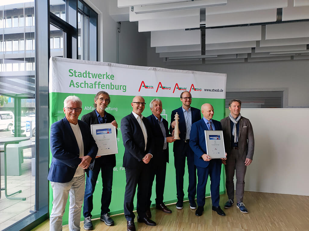 Verleihung des Leuchtturm 2022, v.l.: Peter Svoboda und Manfred Eberle (R& H Umwelt GmbH), Alfred M (Die Bildrechte liegen bei dem Verfasser der Mitteilung.) Verleihung des Leuchtturm 2022, v.l.: Peter Svoboda und Manfred Eberle (R& H Umwelt GmbH), Alfred M (Die Bildrechte liegen bei dem Verfasser der Mitteilung.)