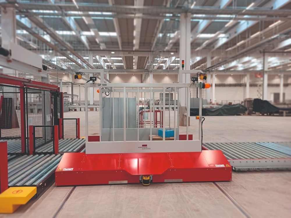Schienengeführter Querförderwagen zum Stapeltransport in der Möbelindustrie (Die Bildrechte liegen bei dem Verfasser der Mitteilung.)