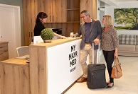 Check-in an moderner Rezeption (c) Franz Koekeny Pfarrkirchen (MY MAYR MED Resort)