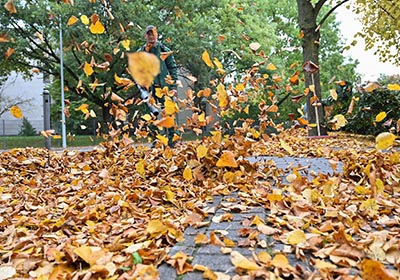 Nasses Herbstlaub kann Bürgersteige schnell in rutschige Flächen verwandeln. Foto: HUK-COBURG (Die Bildrechte liegen bei dem Verfasser der Mitteilung.)