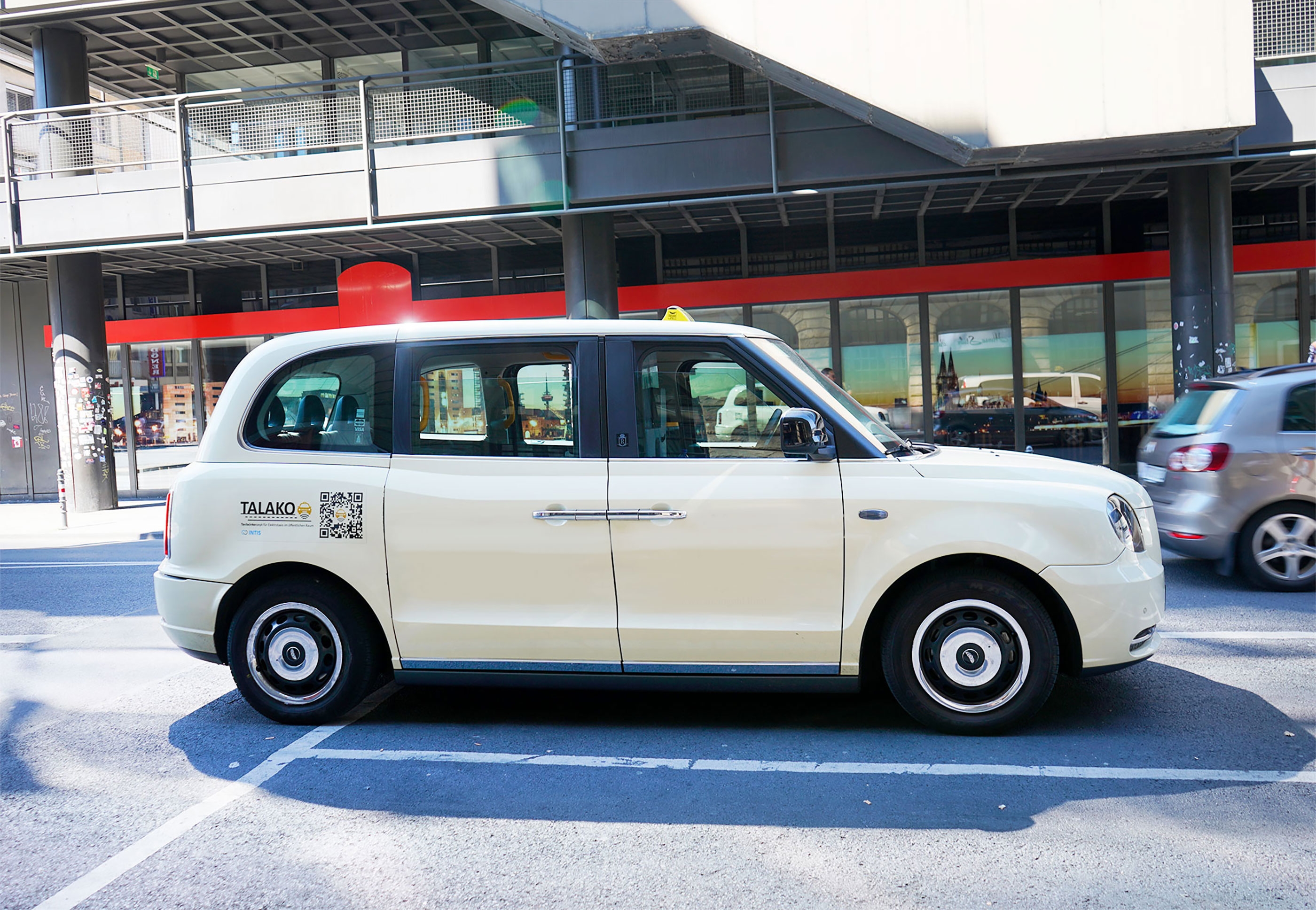 In Köln laden speziell ausgerüstete Elektrotaxis jetzt induktiv. Foto: KHK, Karlsruhe In Köln laden speziell ausgerüstete Elektrotaxis jetzt induktiv. Foto: KHK, Karlsruhe