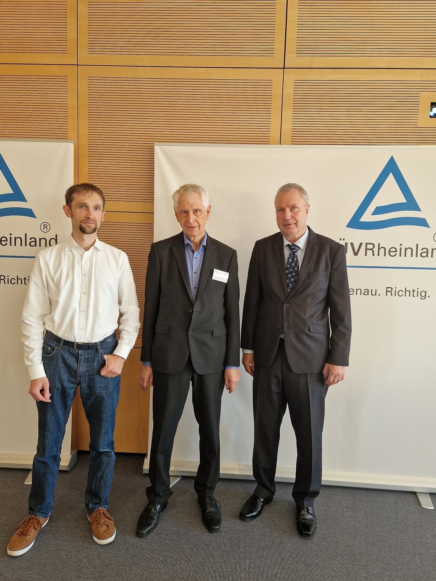 Foto v.l.n.r.: Tobias Knoben (TÜV Rheinland), Ekkehart Gerlach (deutsche ict- + medienakademie), Heinz Leymann (IfKom) BU: IfKom