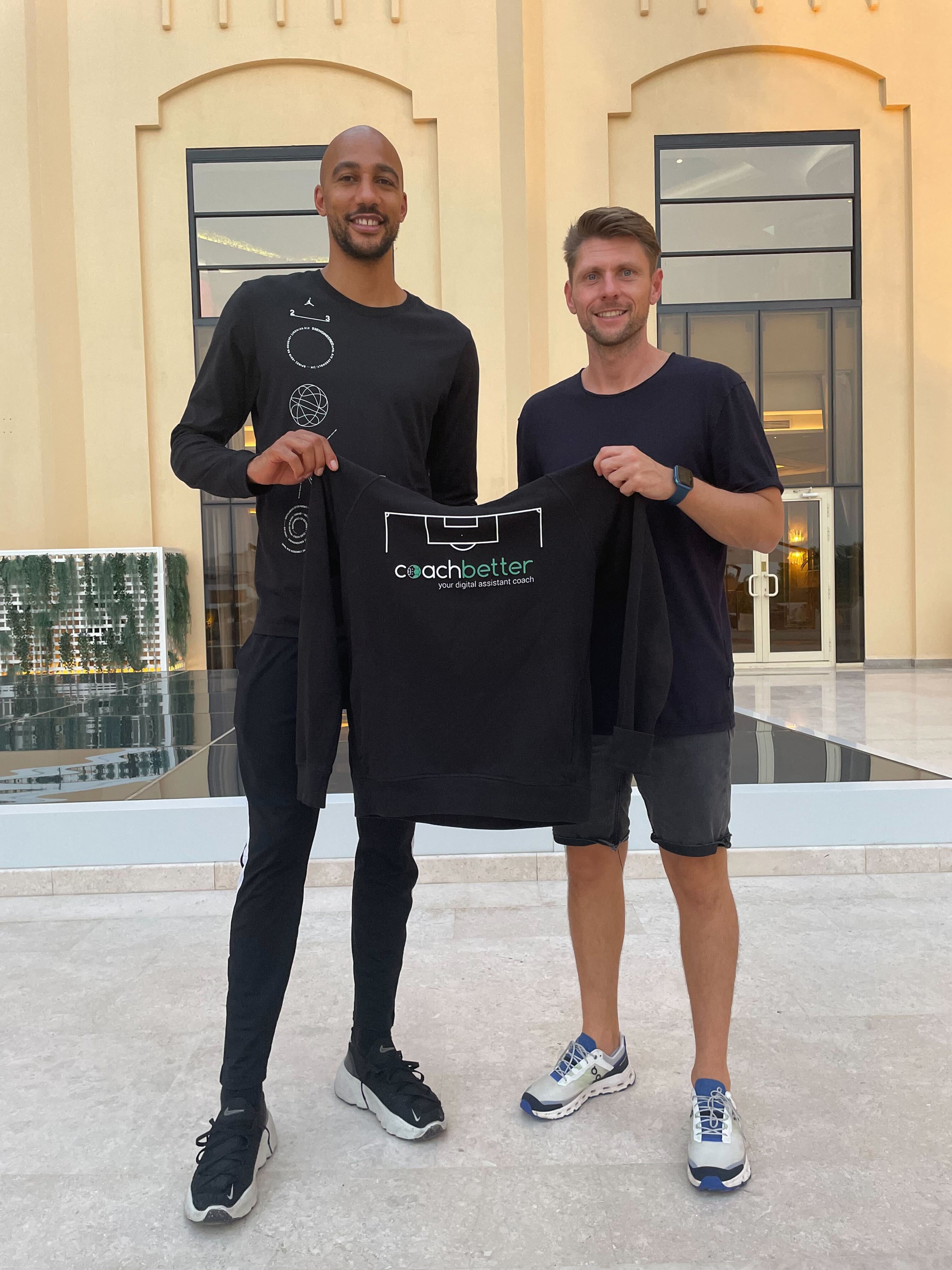 Fußballprofi  Steven Nzonzi (l.) und Gründer Patrick Patzig (Die Bildrechte liegen bei dem Verfasser der Mitteilung.)