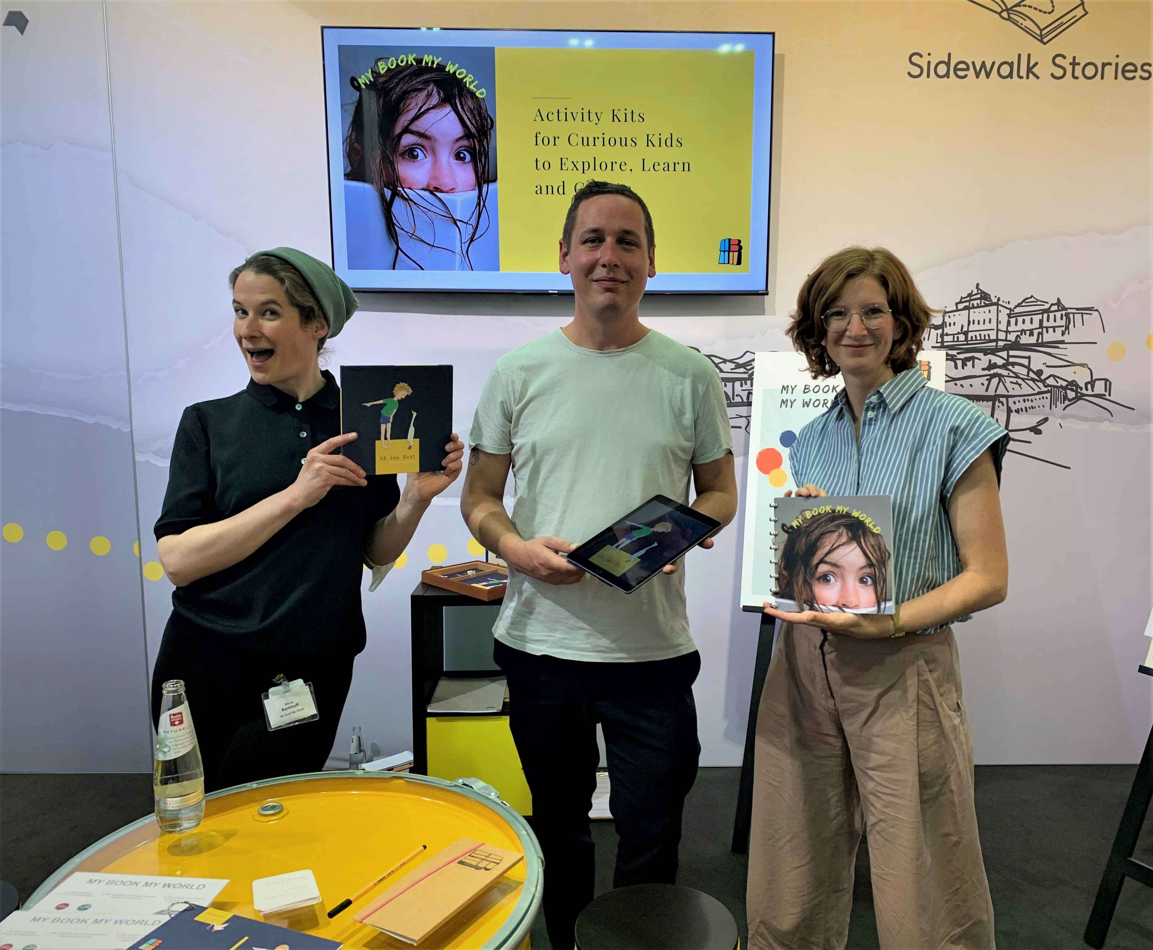 Marie Luisa Kerkhoff (li.), Jan Schäfer und „My Book My World“-Mit-Gründerin Anna Sophia Boden. 