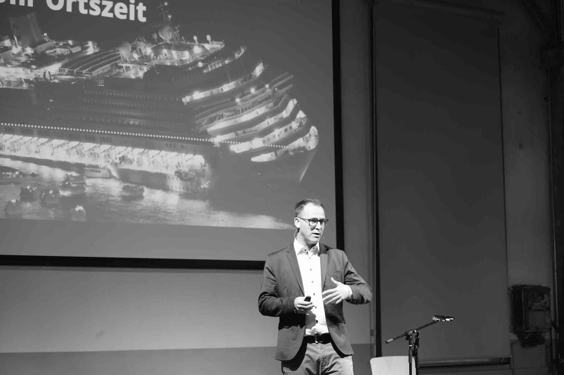Thorsten Jost sprichtüber seine Erfahrungen als Führungskraft auf einem Kreuzfahrtschiff (Die Bildrechte liegen bei dem Verfasser der Mitteilung.) Thorsten Jost sprichtüber seine Erfahrungen als Führungskraft auf einem Kreuzfahrtschiff (Die Bildrechte liegen bei dem Verfasser der Mitteilung.)
