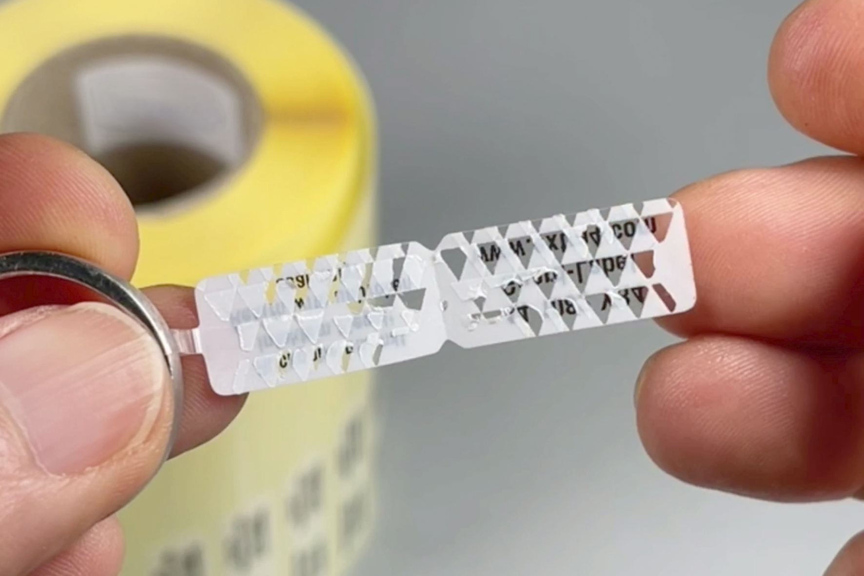 Sicherheits-Effekt bei eXtra4 PRIME-Guard-Labels: ein prägnantes Muster nach demÖffnen (Die Bildrechte liegen bei dem Verfasser der Mitteilung.)