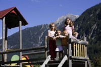 Umgeben von den majestätischen Bergen des Tiroler Lechtals findet das Holz-Kreativ-Feriencamp statt.