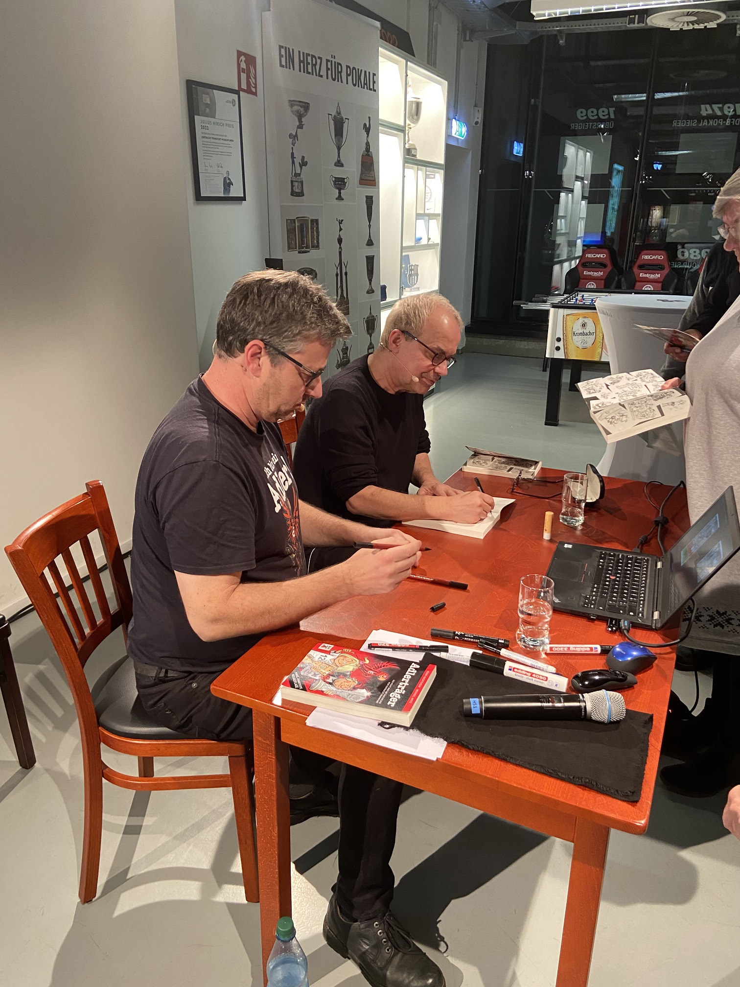 Michael Apitz (links) und Henni Nachtsheim bei der Signierstunde (Die Bildrechte liegen bei dem Verfasser der Mitteilung.)