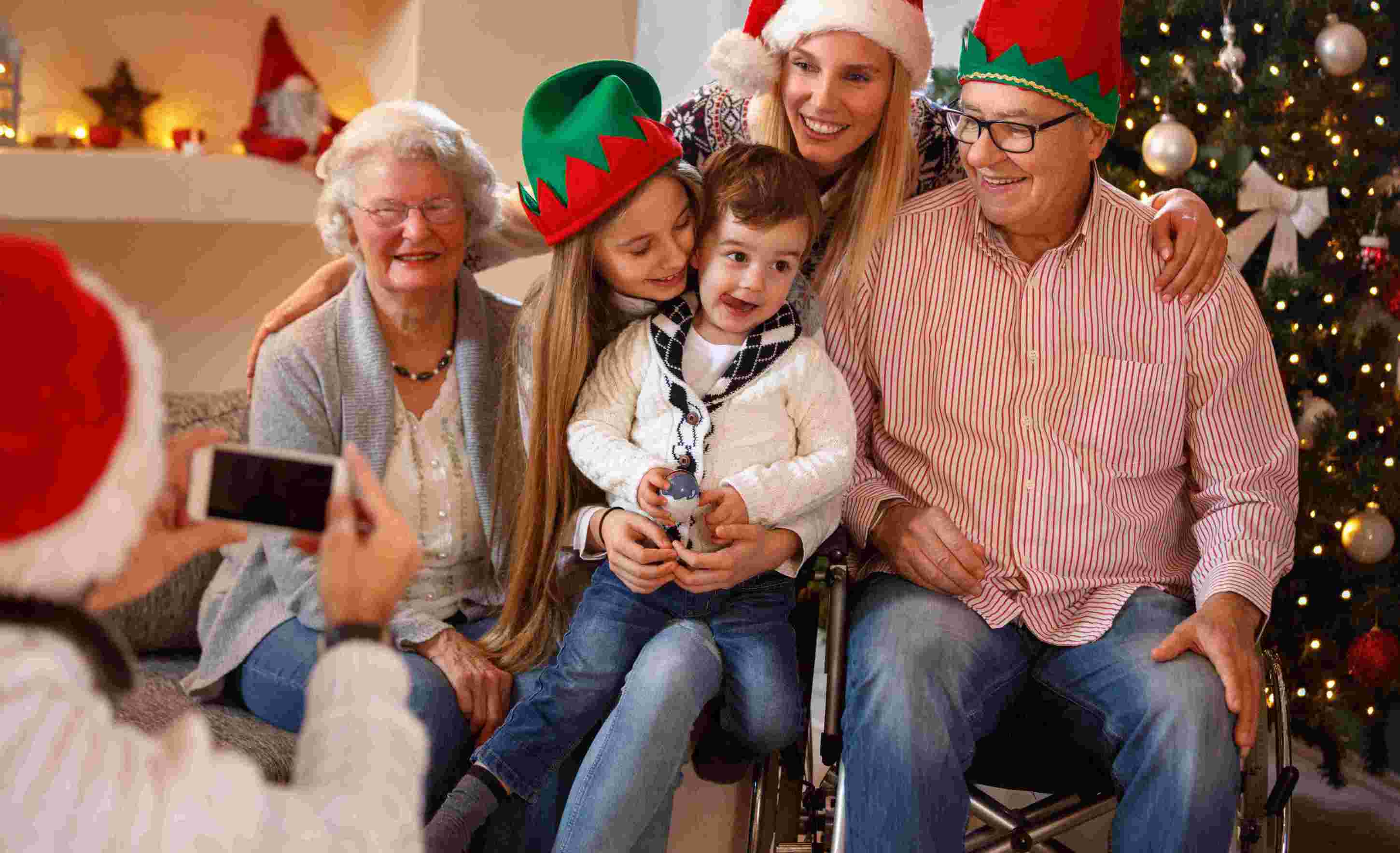 Die Familie kommt dank Hilfsmitteln zu Weihnachten zusammen (Bildquelle: @luckybusiness-stock.adobe.com) Die Familie kommt dank Hilfsmitteln zu Weihnachten zusammen (Bildquelle: @luckybusiness-stock.adobe.com)