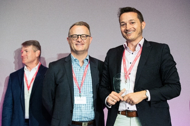 Nico Rehmann nimmt den #FirstSpirit Award an (Die Bildrechte liegen bei dem Verfasser der Mitteilung.)