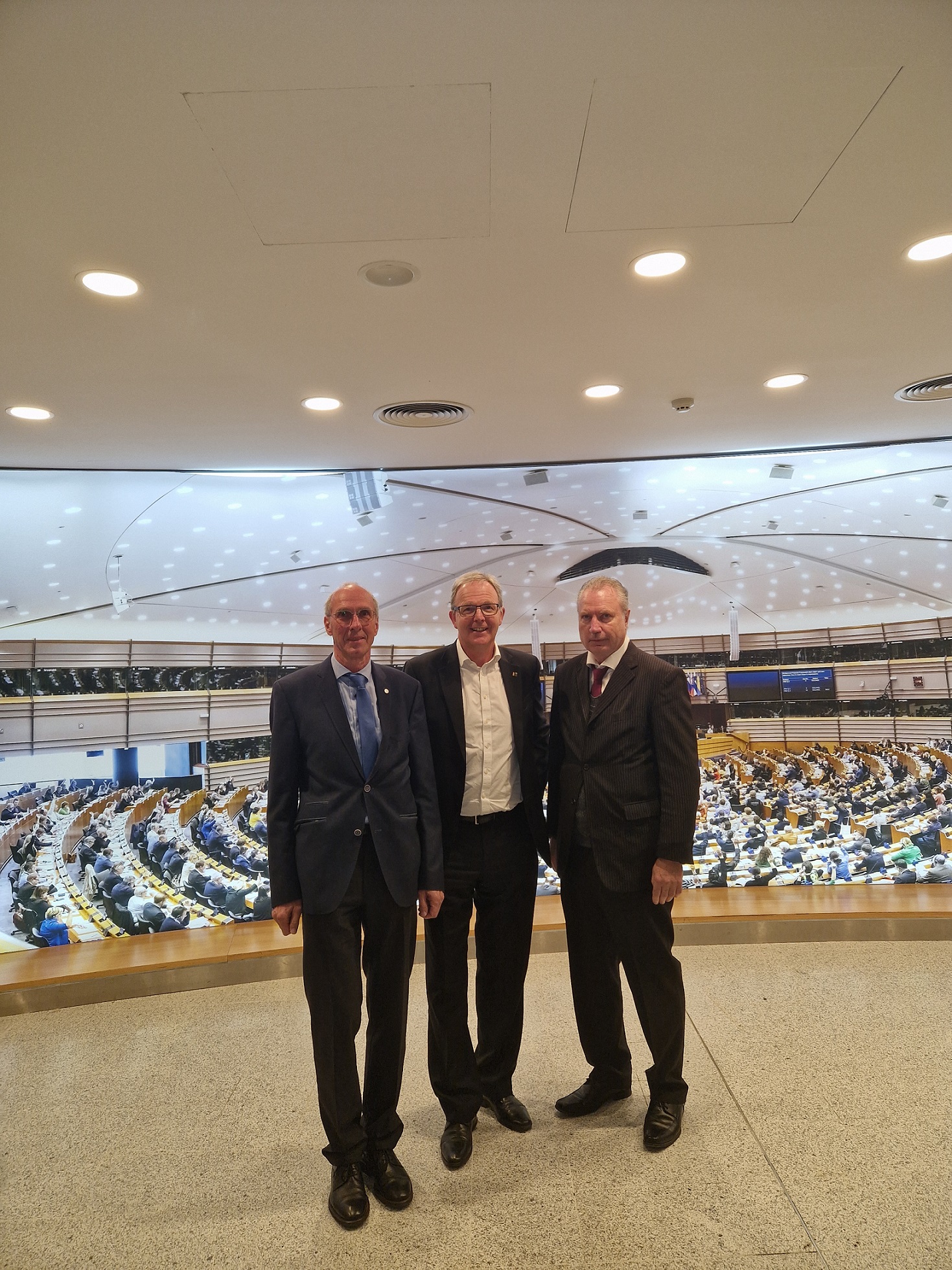 Foto v.l.n.r.: Michael Wagner (IfKom), Axel Voss (MdEP), Heinz Leymann (IfKom) BU: IfKom