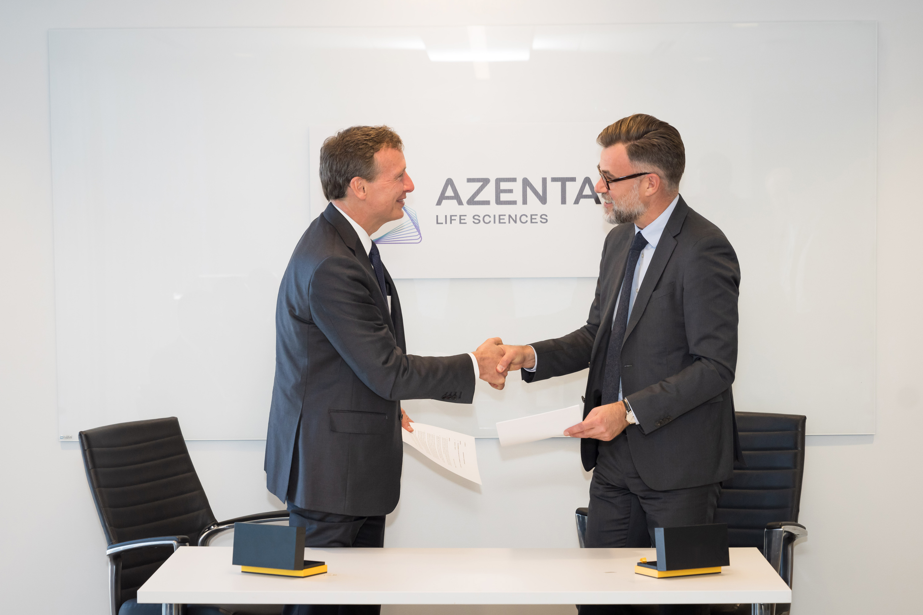 Steve Schwartz, CEO von Azenta (links), und Wirtschaftsminister Franz Fayot (rechts) (Bildquelle: Azenta Inc.) Steve Schwartz, CEO von Azenta (links), und Wirtschaftsminister Franz Fayot (rechts) (Bildquelle: Azenta Inc.)