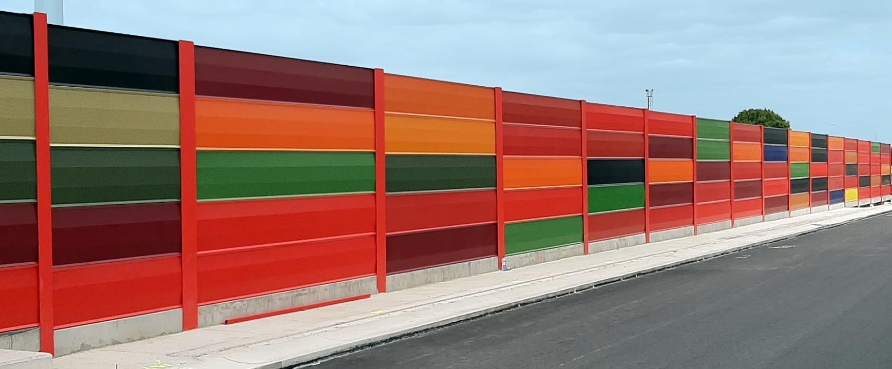 Schallschutzwand AU 06 in Alleur vermeidet die Ausbreitung von Straßenlärm.